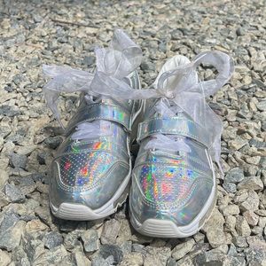 YRU holographic alien sneakers, only worn once, size 7, lights up on one shoe.
